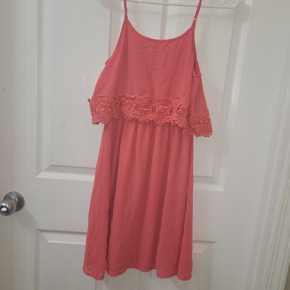 peach colored tiered dress with lace - Picture 2 of 5